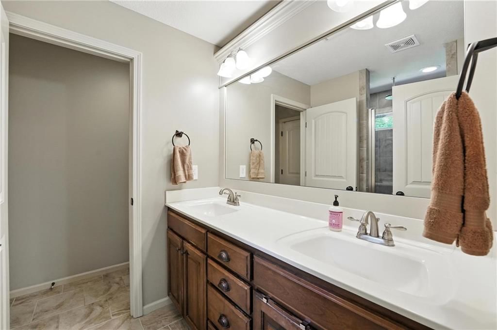 Photo 14 of 32 - 817 Highbush Place