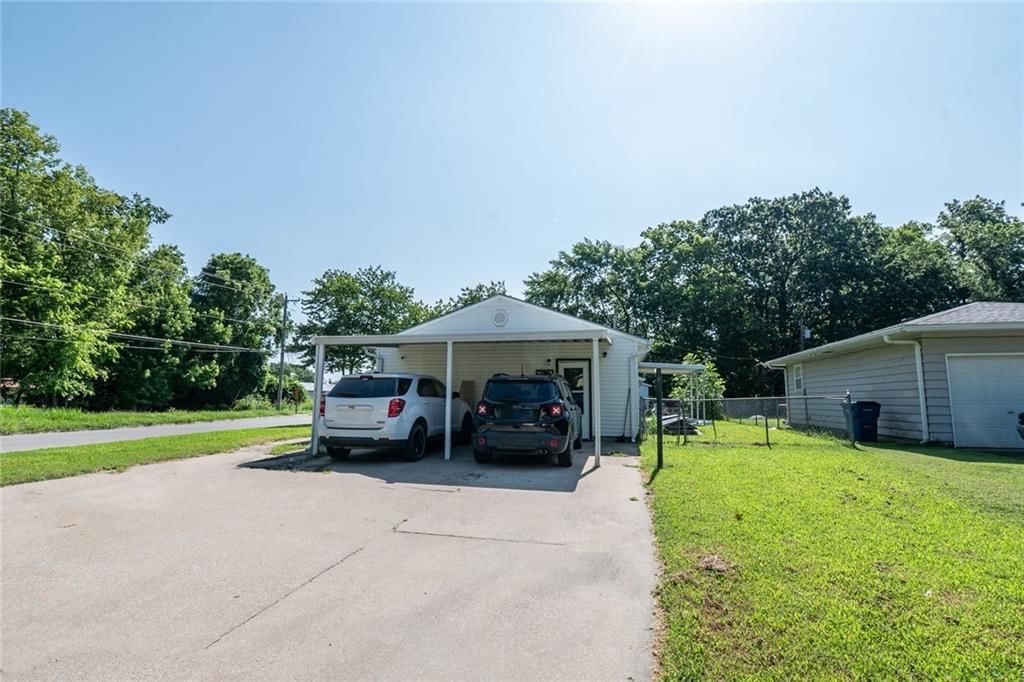 2409 W 1st Street — photo 30