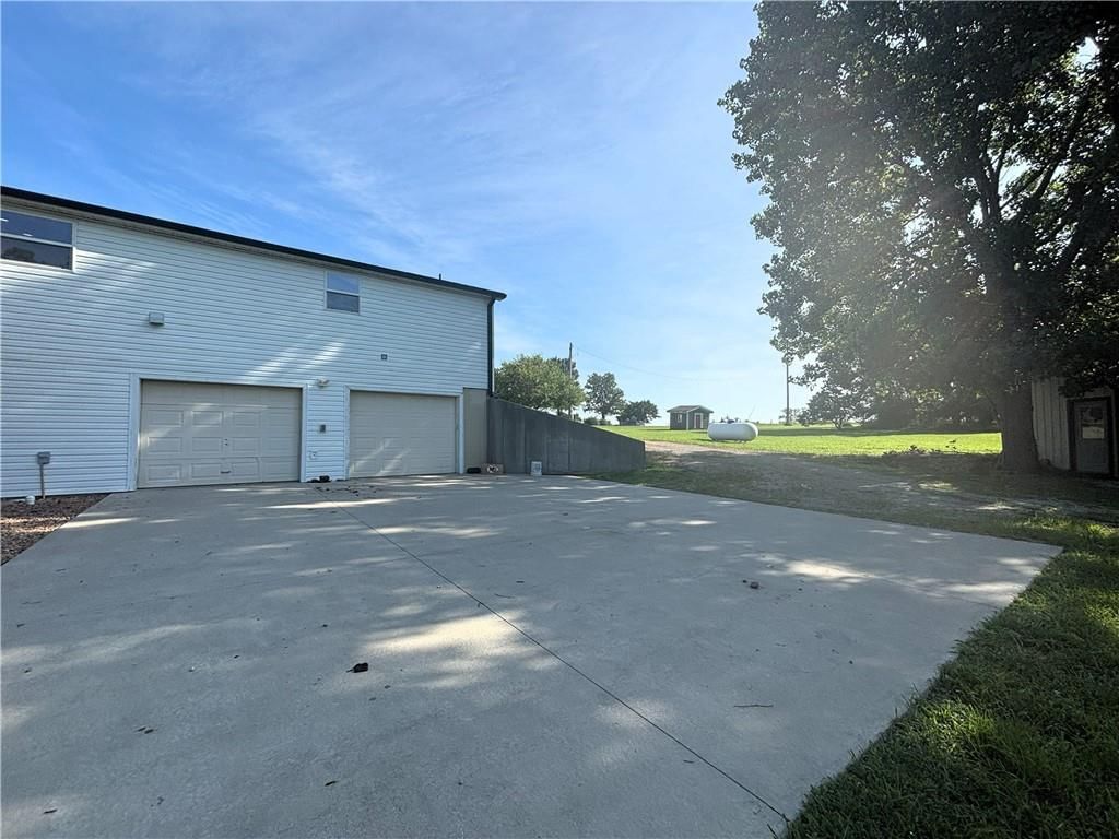 325 Lakeview Drive — photo 22