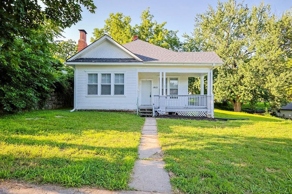 1912 Holman Street, St Joseph, MO