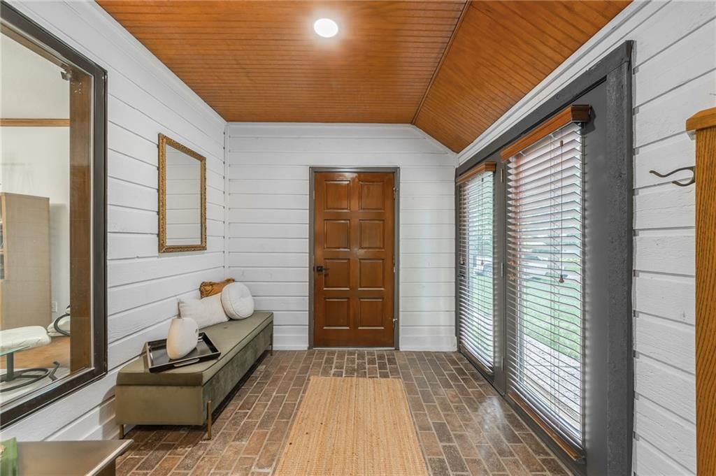 Photo 4 of 46 - 206 Lakeside Drive