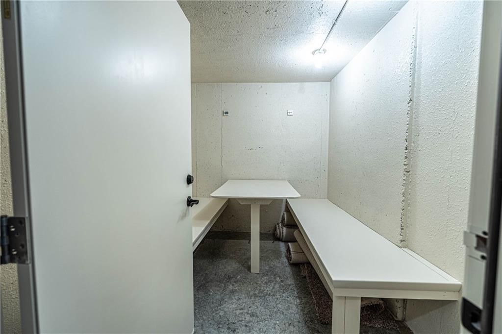 521 W Clark Street — photo 35