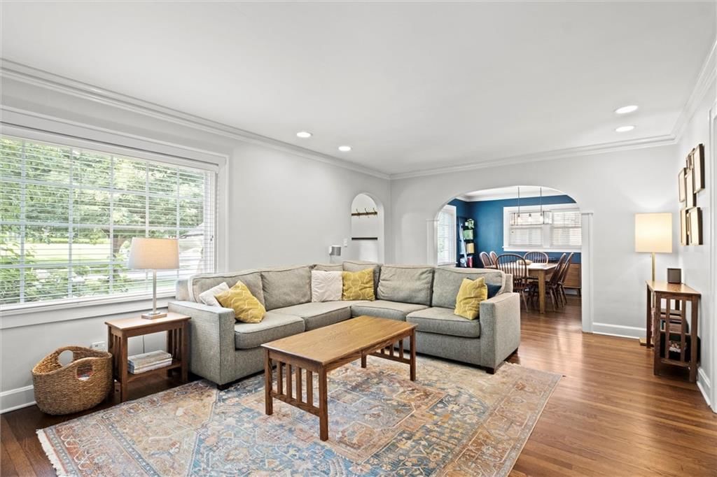 Photo 5 of 40 - 208 E 66th Terrace