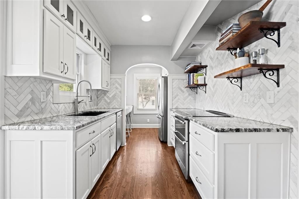 Photo 8 of 40 - 208 E 66th Terrace