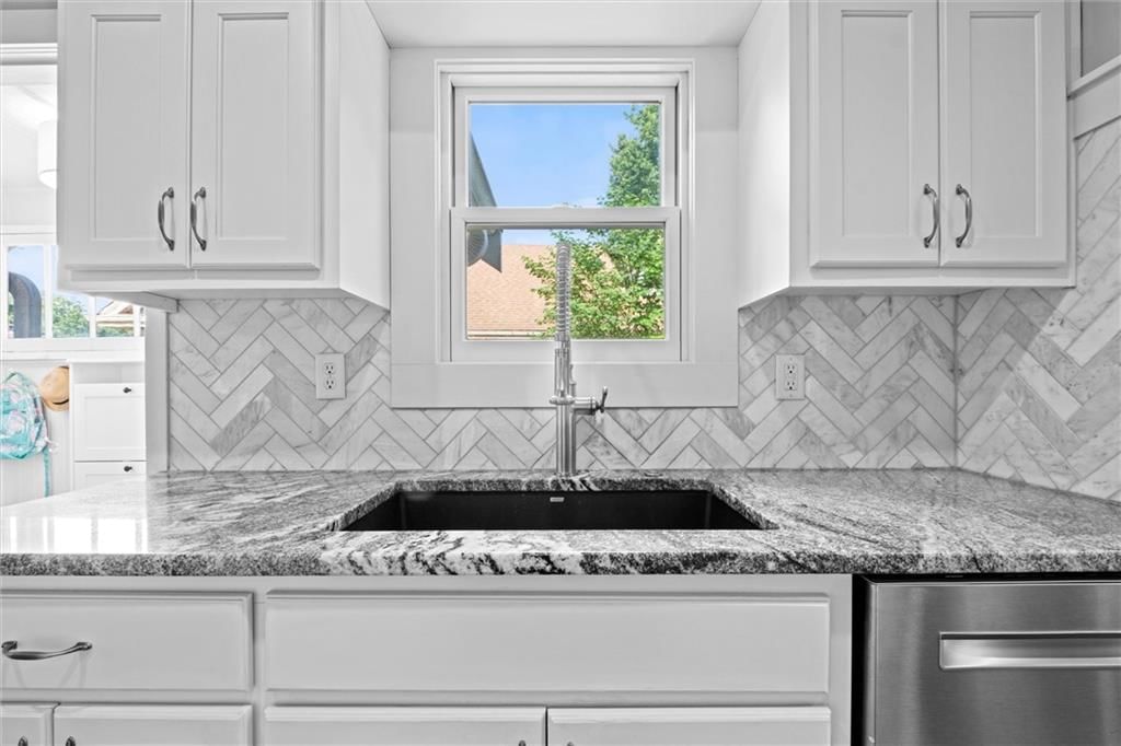 Photo 9 of 40 - 208 E 66th Terrace