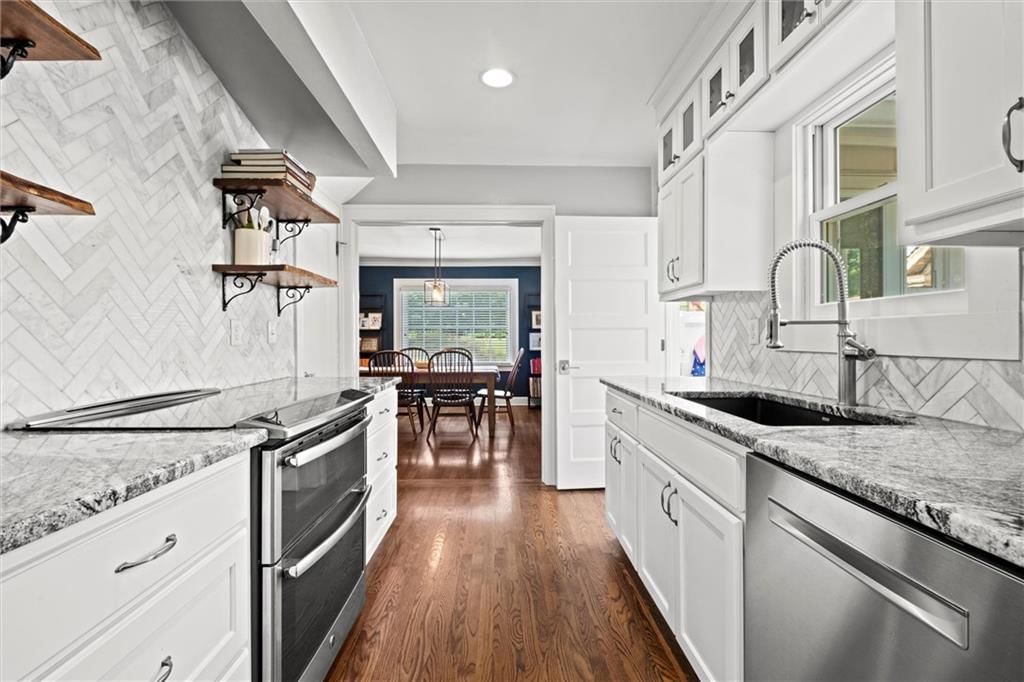 Photo 11 of 40 - 208 E 66th Terrace