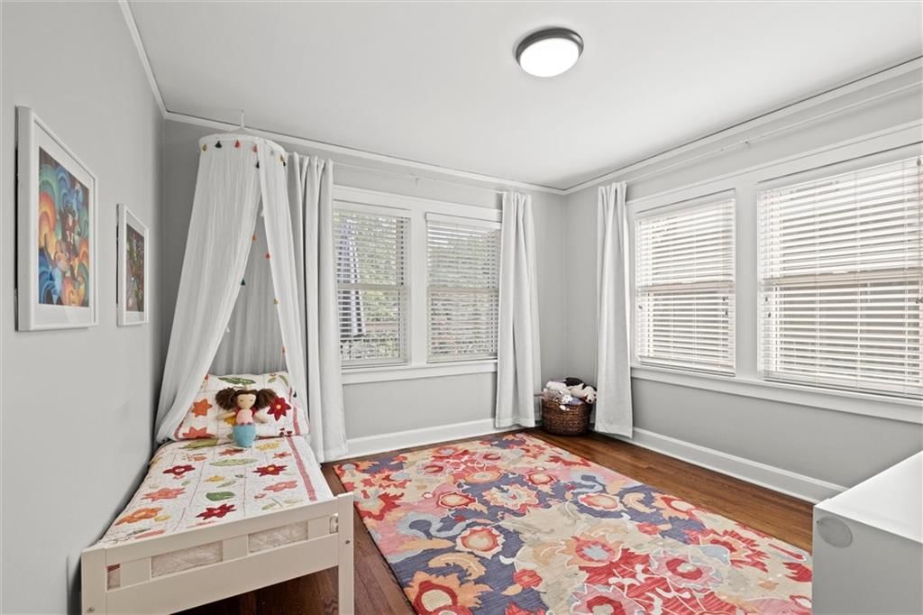 Photo 14 of 40 - 208 E 66th Terrace