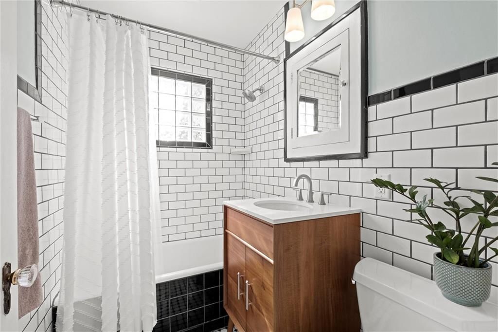 Photo 16 of 40 - 208 E 66th Terrace