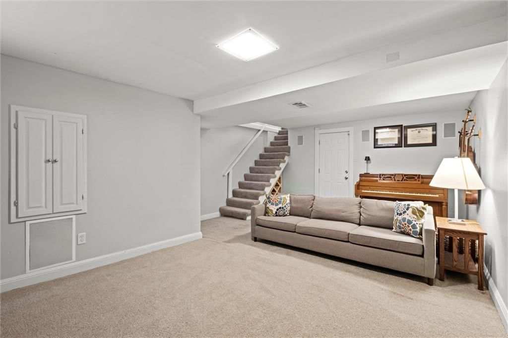 Photo 27 of 40 - 208 E 66th Terrace