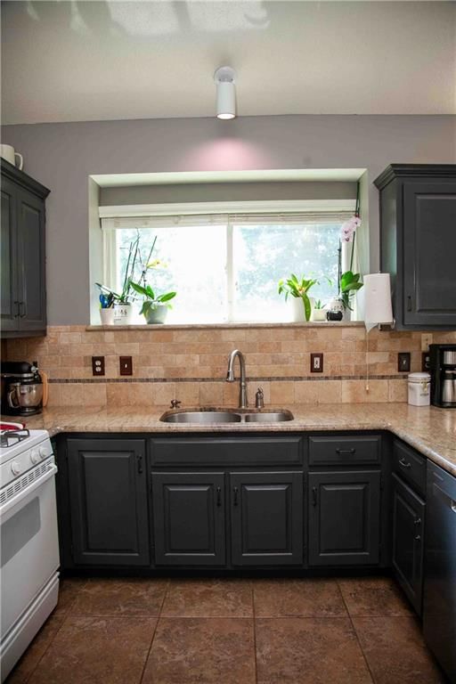 Photo 11 of 31 - 18821 W 160TH Terrace