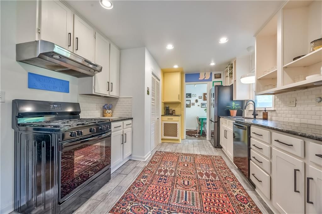Photo 9 of 28 - 5203 W 76th Terrace