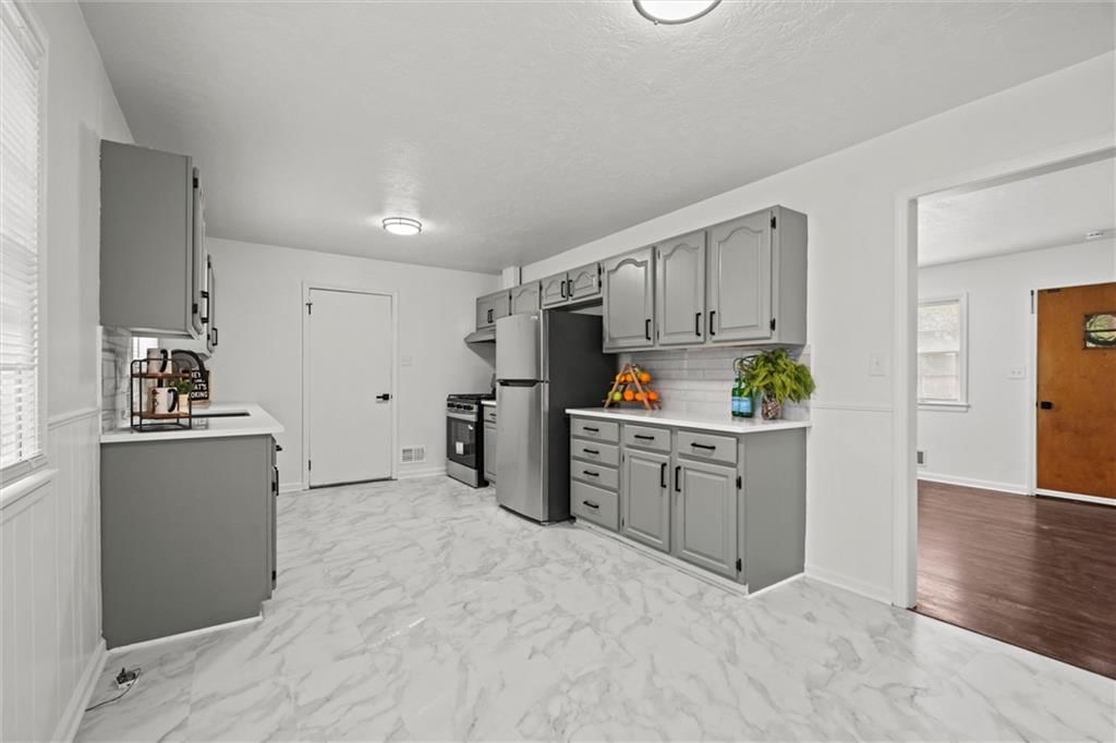 5804 Manning Avenue — photo 8