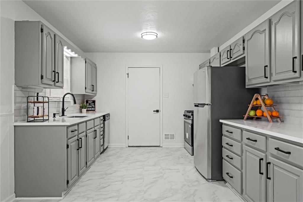 5804 Manning Avenue — photo 9