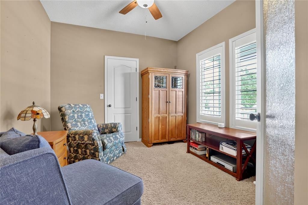 Photo 3 of 21 - 912 SW Soldier Court