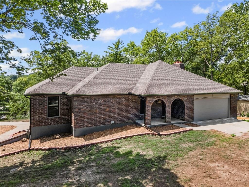 1000 Woodcliffe Drive — photo 2