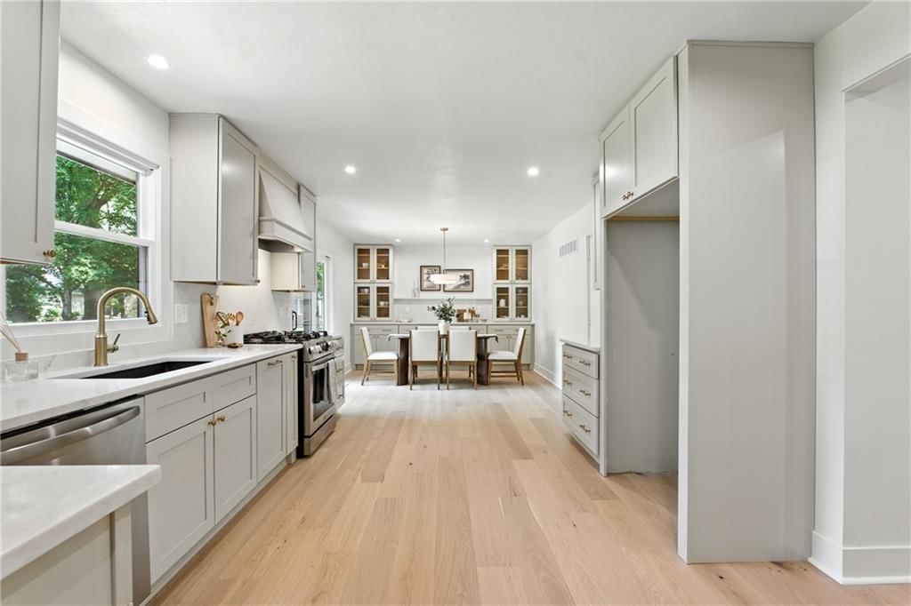 Photo 6 of 42 - 8200 W 101st Street