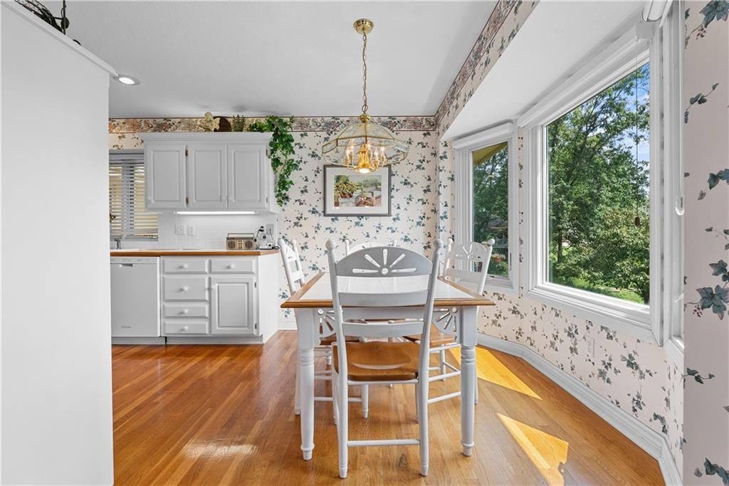 Photo 10 of 34 - 2403 Ashurst Drive