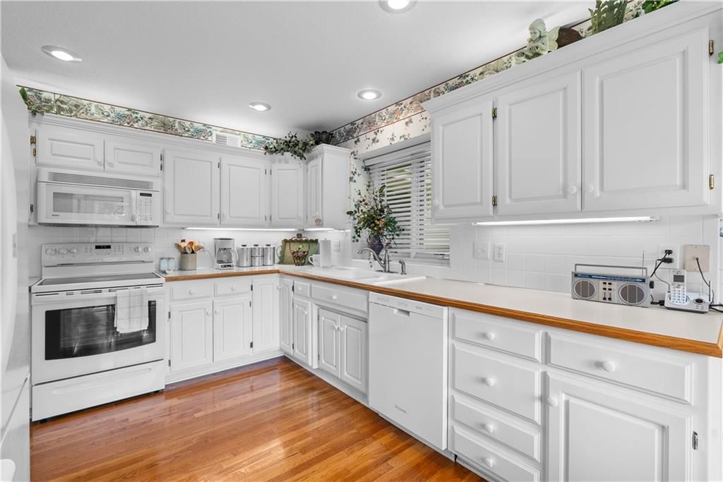 Photo 12 of 34 - 2403 Ashurst Drive