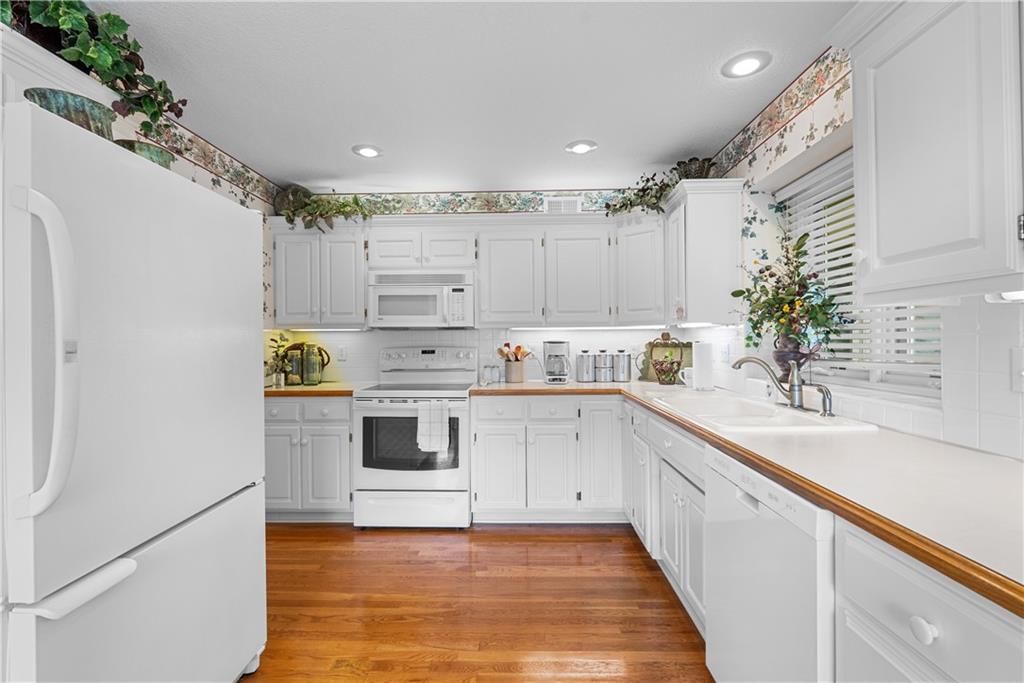 Photo 13 of 34 - 2403 Ashurst Drive