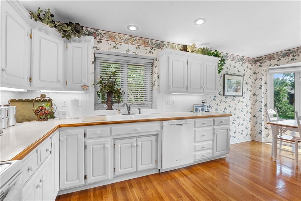 Photo 14 of 34 - 2403 Ashurst Drive
