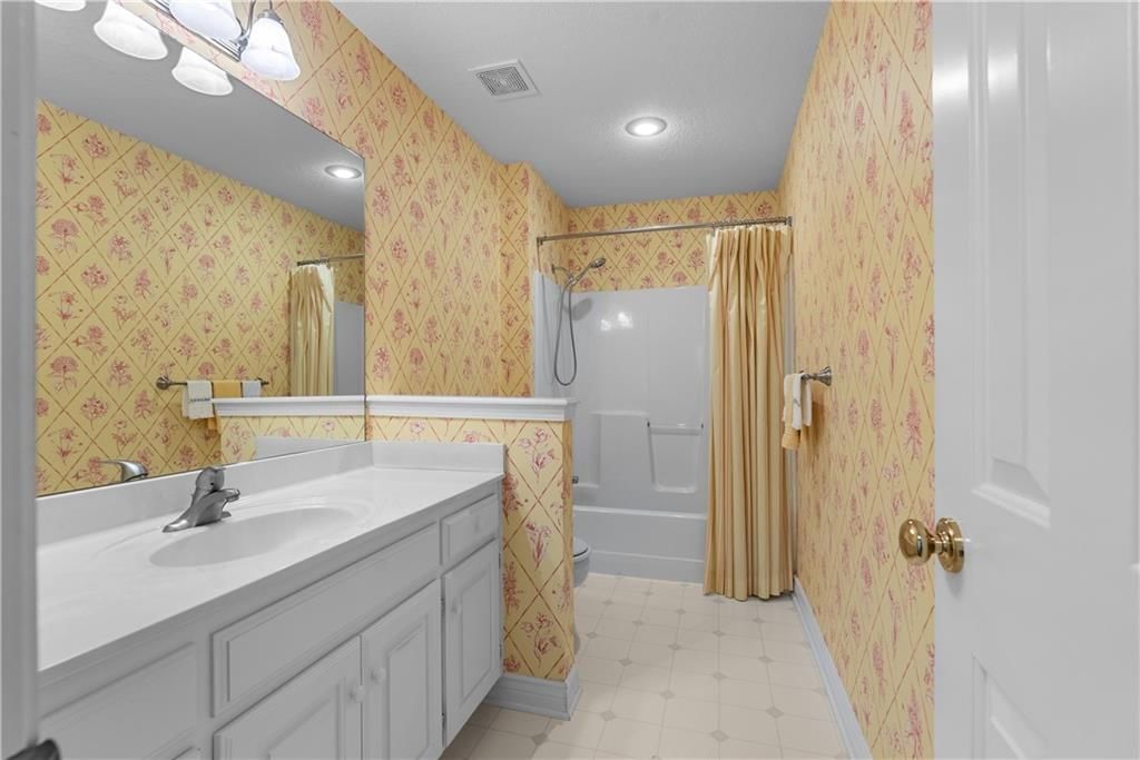 Photo 20 of 34 - 2403 Ashurst Drive