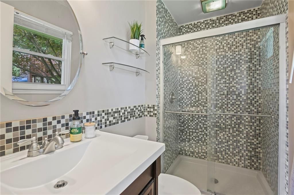 Photo 13 of 29 - 5217 N Wyandotte Street