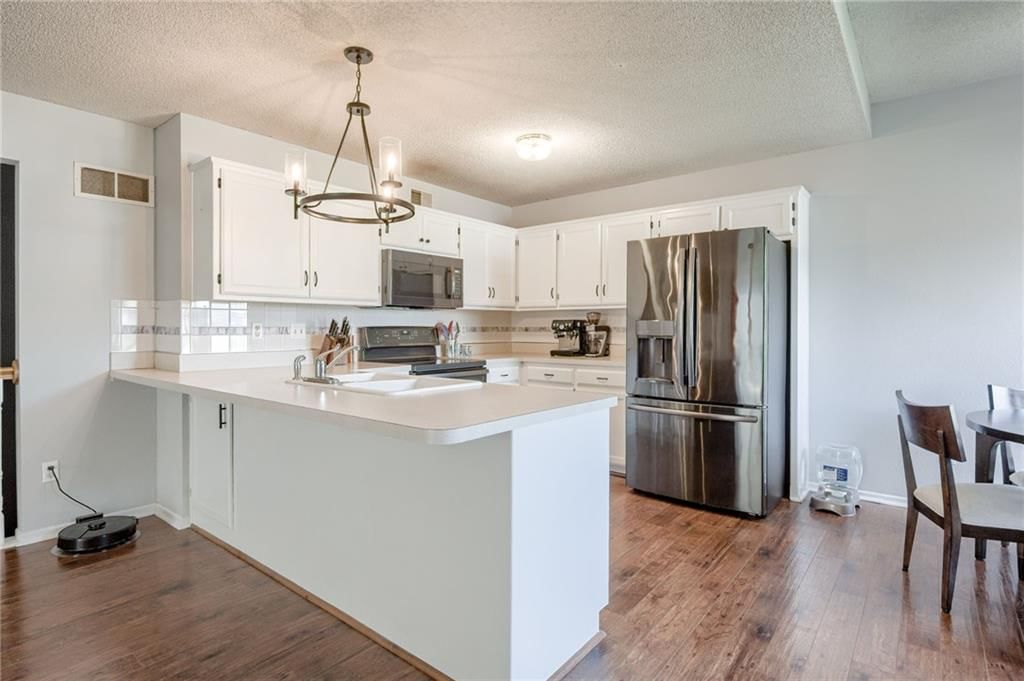 Photo 5 of 30 - 628 NE Swann Circle