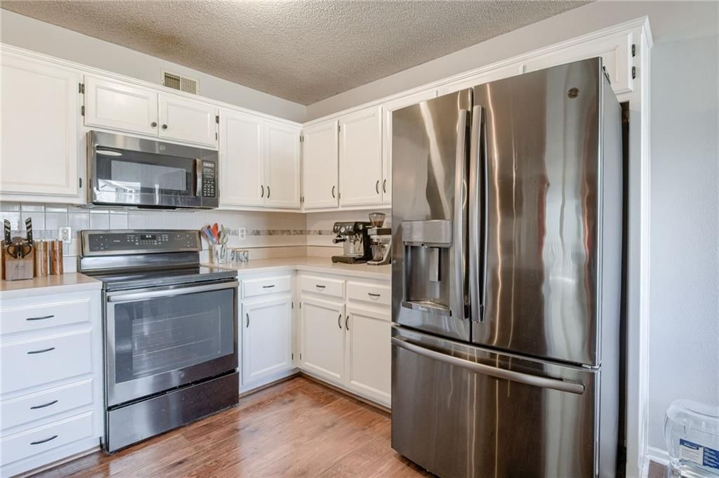 Photo 6 of 30 - 628 NE Swann Circle