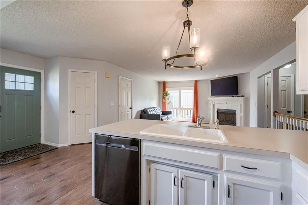 Photo 9 of 30 - 628 NE Swann Circle
