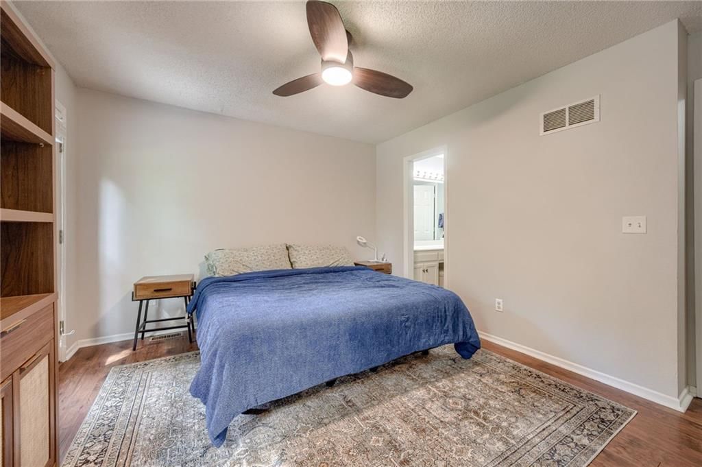 Photo 16 of 30 - 628 NE Swann Circle