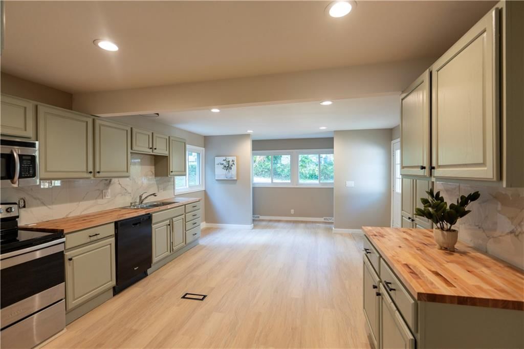 Photo 10 of 38 - 9012 E 75th Street