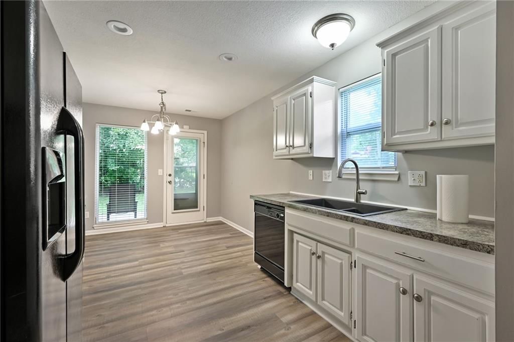 Photo 5 of 20 - 5425 Sterling Avenue