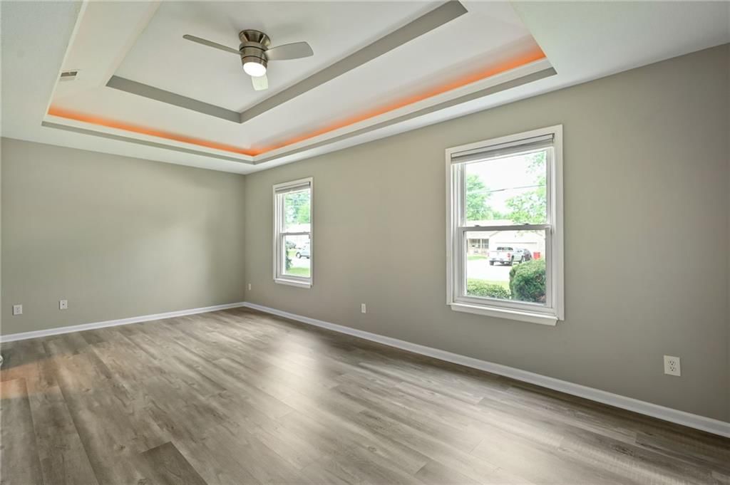 Photo 10 of 20 - 5425 Sterling Avenue