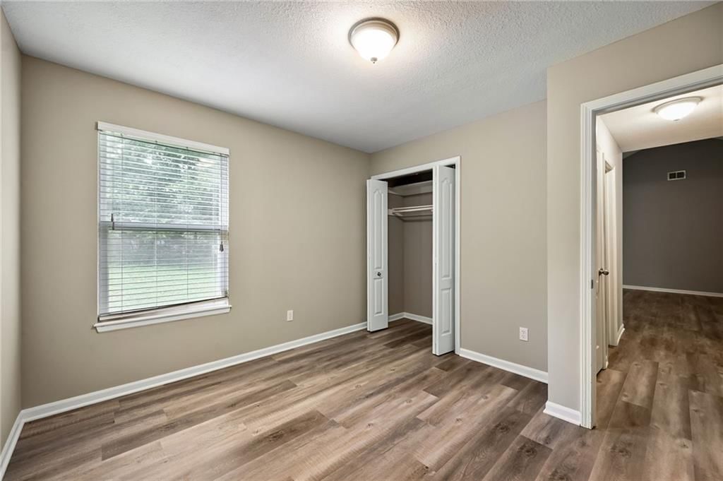 Photo 11 of 20 - 5425 Sterling Avenue