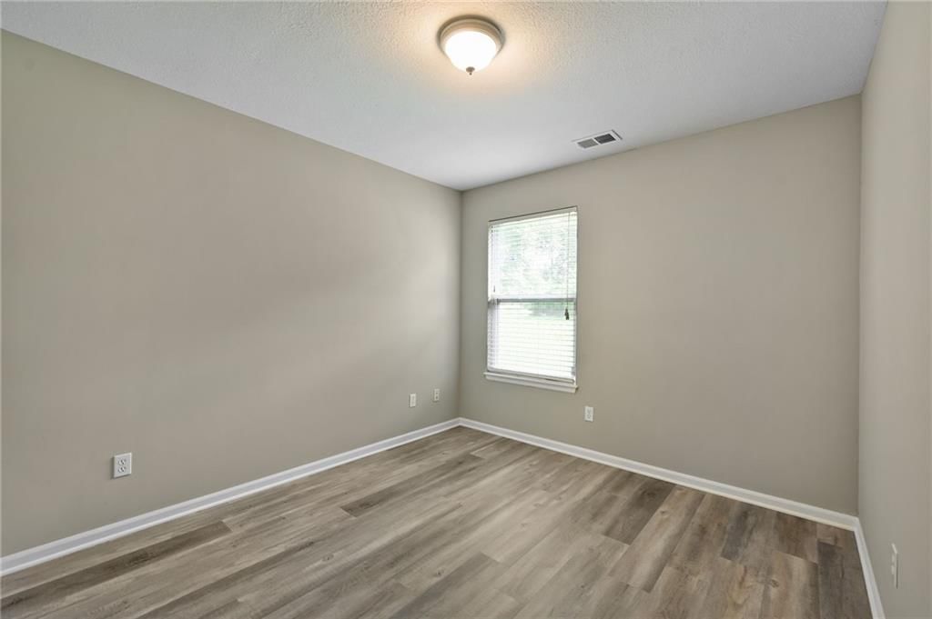 Photo 14 of 20 - 5425 Sterling Avenue