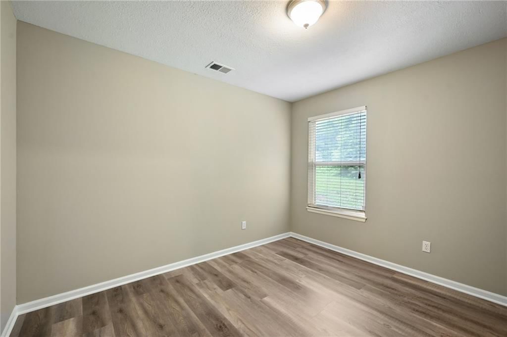 Photo 15 of 20 - 5425 Sterling Avenue