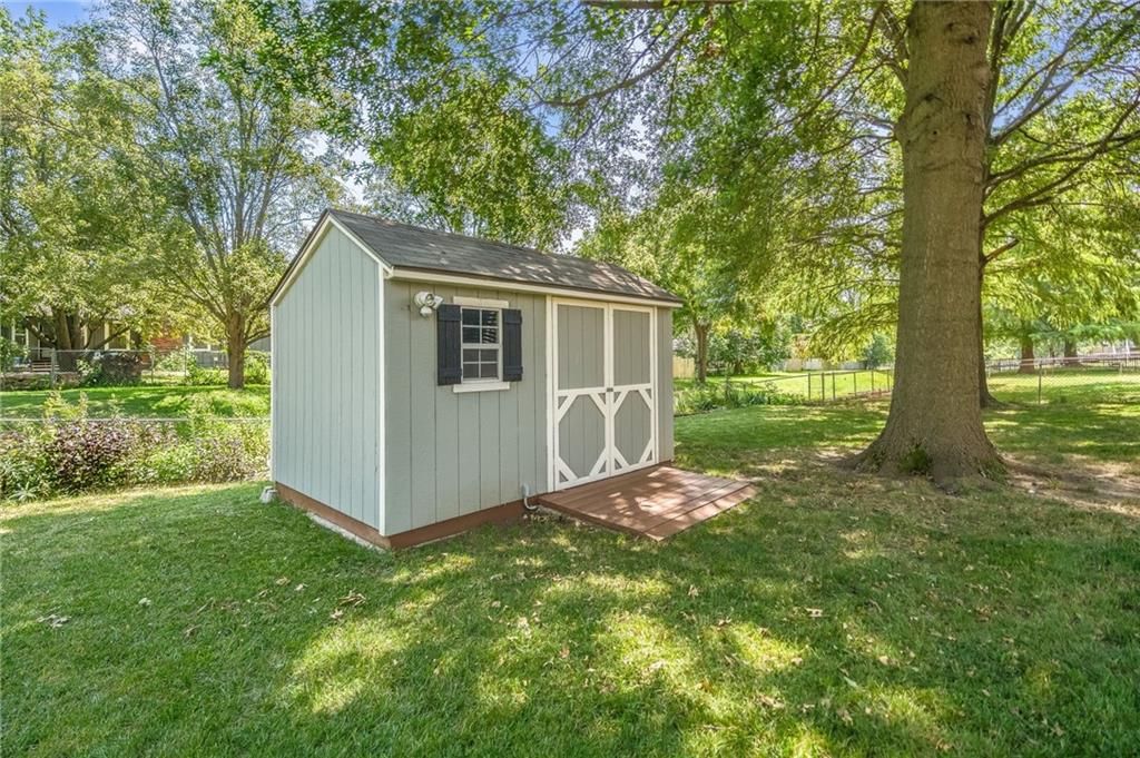 Photo 7 of 47 - 215 N Darrowby Drive
