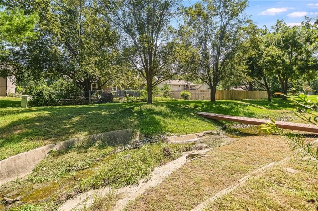 Photo 8 of 47 - 215 N Darrowby Drive