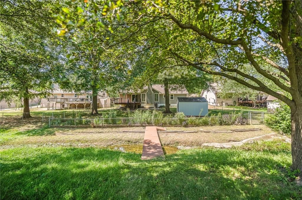 Photo 9 of 47 - 215 N Darrowby Drive