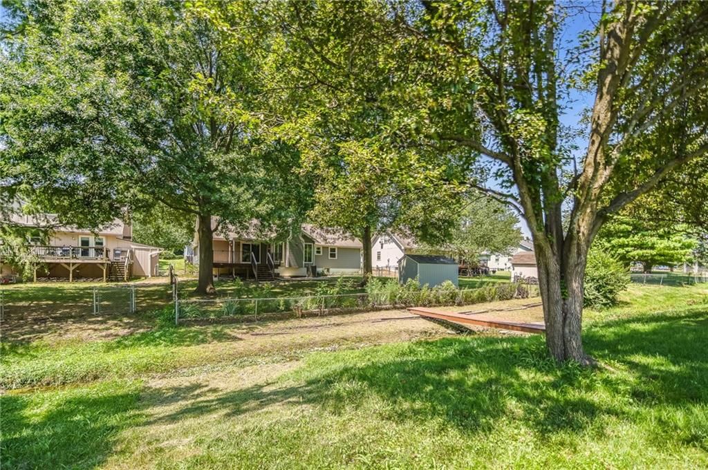 Photo 10 of 47 - 215 N Darrowby Drive