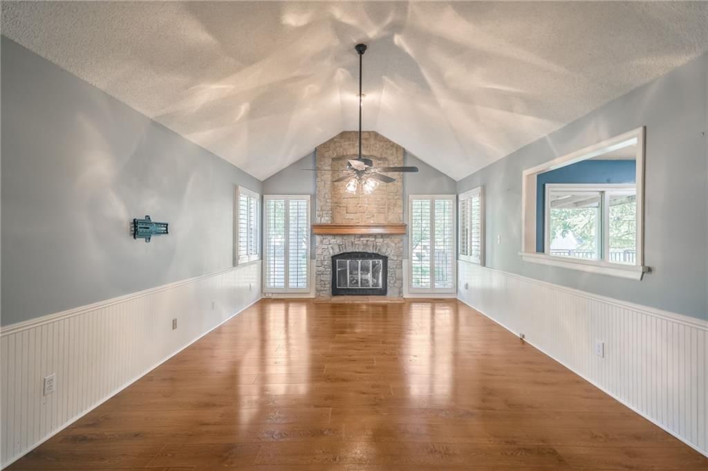 Photo 19 of 47 - 215 N Darrowby Drive