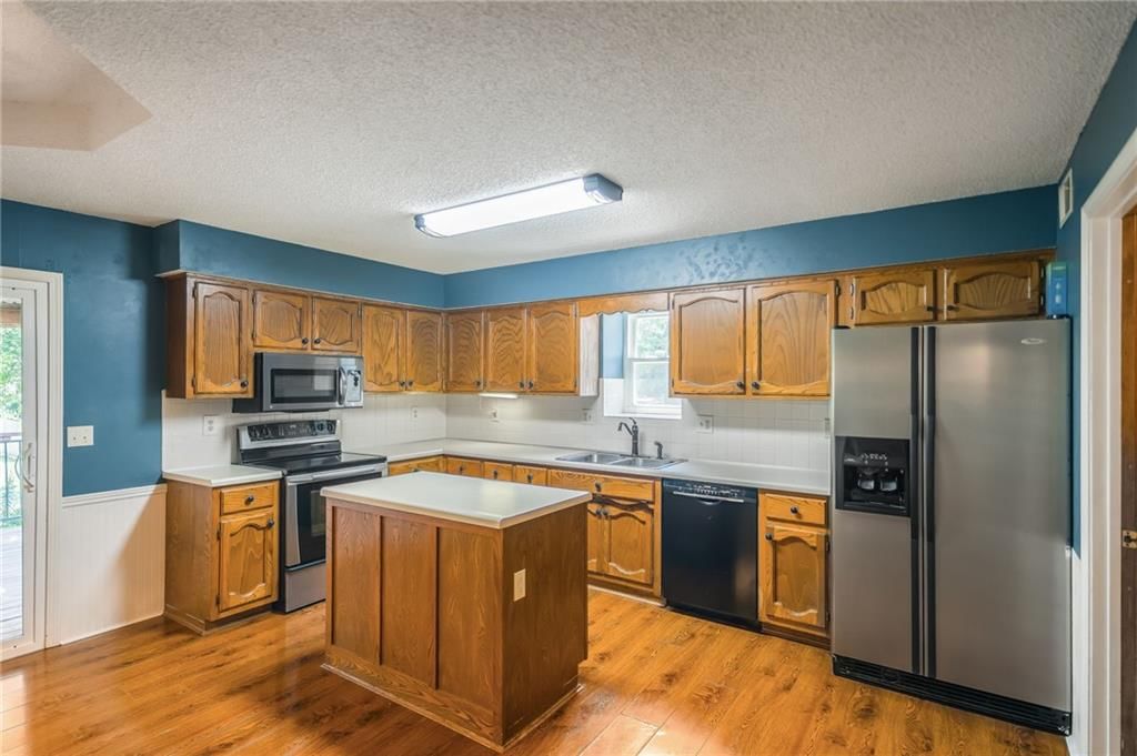 Photo 25 of 47 - 215 N Darrowby Drive