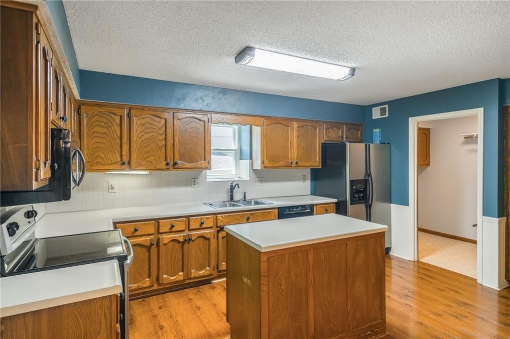 Photo 27 of 47 - 215 N Darrowby Drive