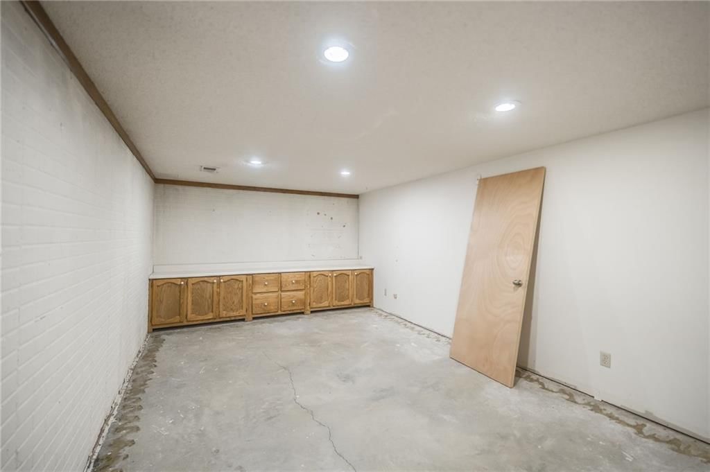Photo 39 of 47 - 215 N Darrowby Drive