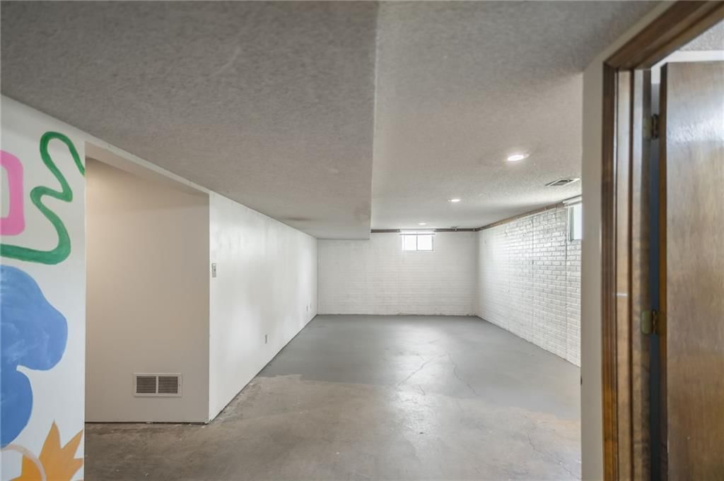 Photo 41 of 47 - 215 N Darrowby Drive