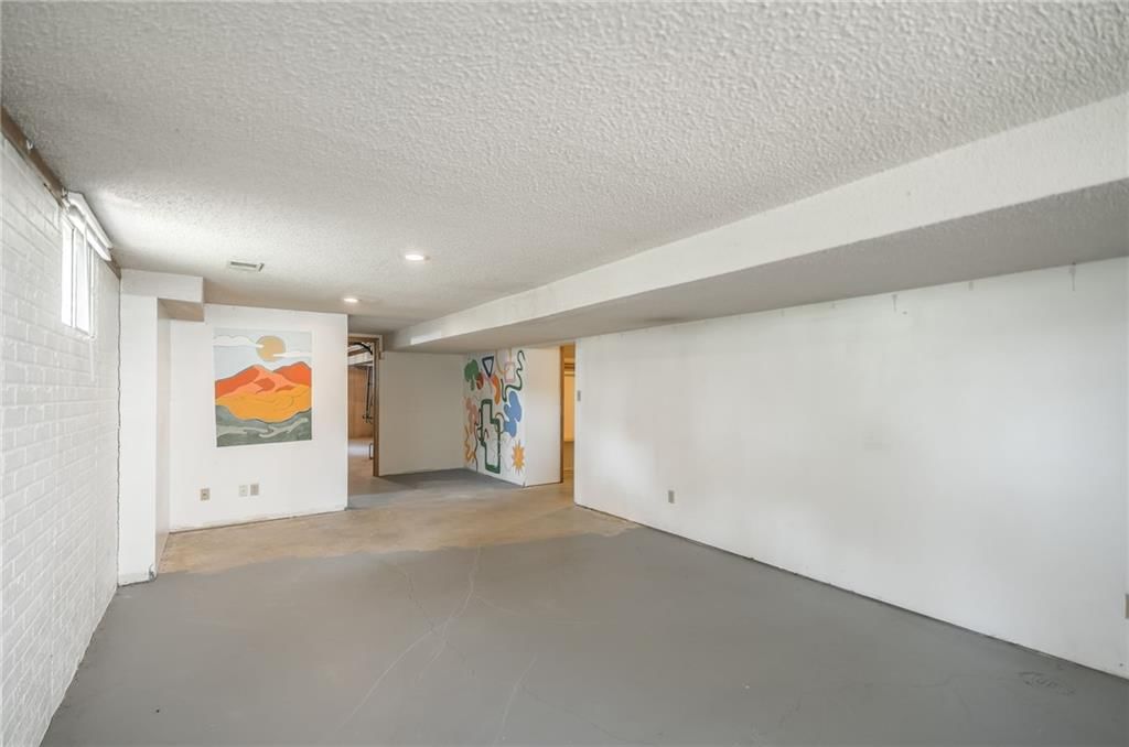 Photo 42 of 47 - 215 N Darrowby Drive
