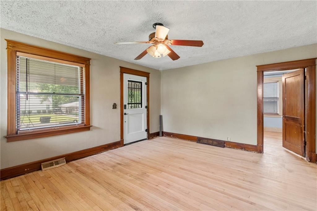 Photo 7 of 37 - 1832 S Claremont Avenue