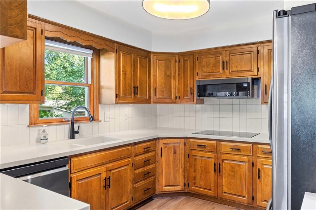Photo 9 of 43 - 9332 HARDY Drive