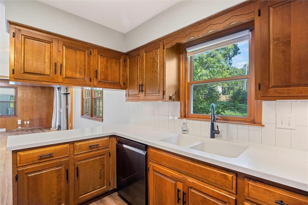 Photo 10 of 43 - 9332 HARDY Drive