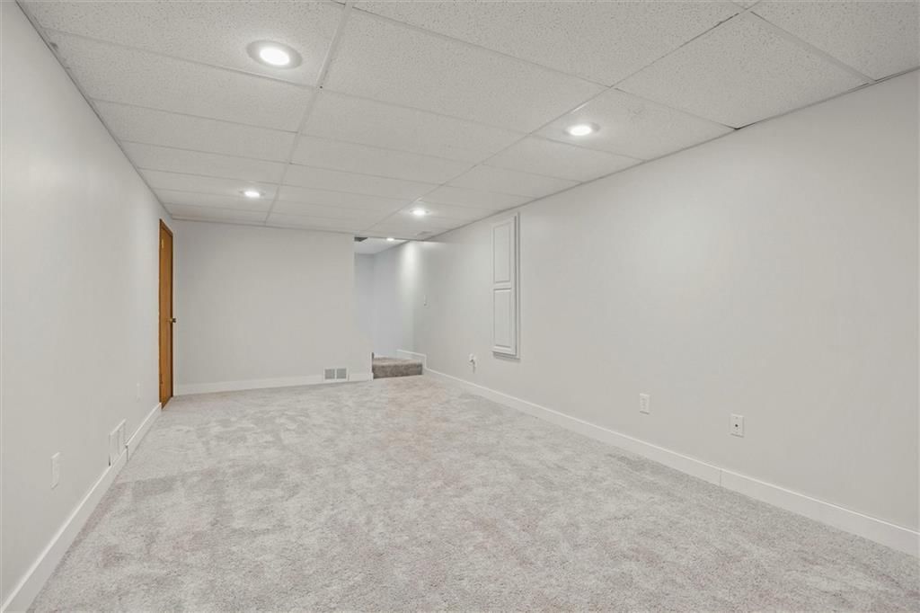 Photo 26 of 43 - 9332 HARDY Drive